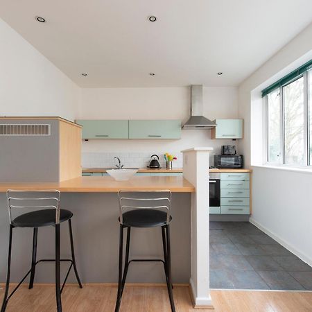 Modern Luxury Apartment By Bow Road Station ลอนดอน ภายนอก รูปภาพ