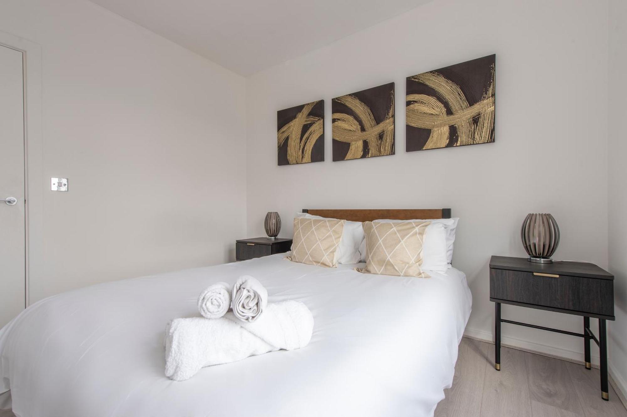 Modern Luxury Apartment By Bow Road Station ลอนดอน ภายนอก รูปภาพ